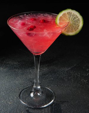 Siyah arkaplanda kokteyl yakın plan.