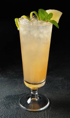 Siyah arkaplanda kokteyl yakın plan.