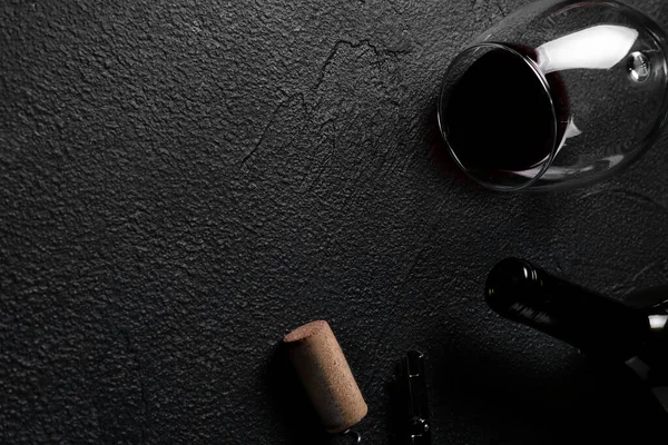 Copa Vino Botella Sacacorchos Con Corcho Sobre Fondo Oscuro — Foto de Stock