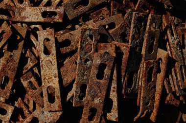 Paslı metal parçası. Aşınma ve birkaç çelik eşya.