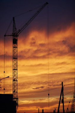 Ateş kırmızı turuncu bulutlar gökyüzü dokusu arka plan. Sanayi manzarası