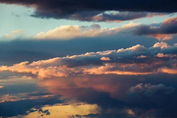 赤いオレンジ色の雲の空のテクスチャの背景 — ストック写真