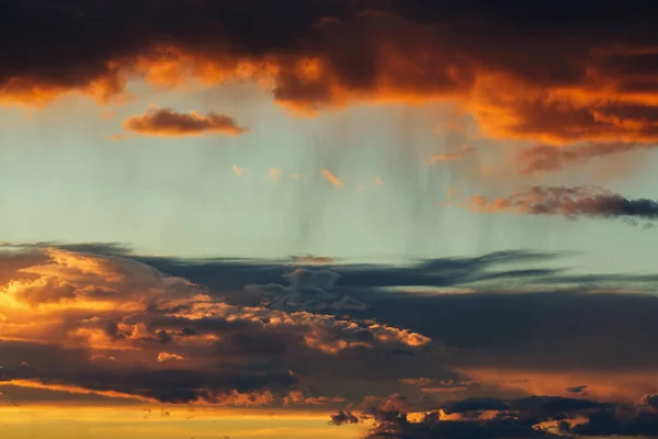 赤いオレンジ色の雲の空のテクスチャの背景 — ストック写真
