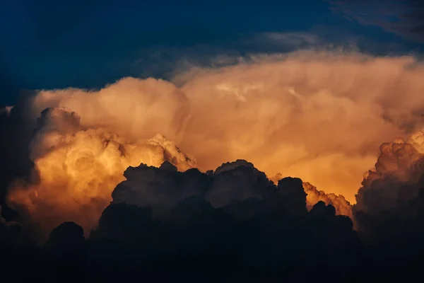 赤いオレンジ色の雲の空のテクスチャの背景 — ストック写真