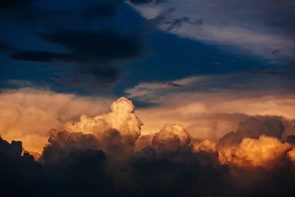 Вогняні Червоні Помаранчеві Хмари Фону Текстури Неба — стокове фото