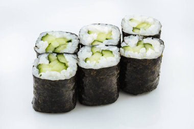 Beyaz arka planda taze Japon suşisi.