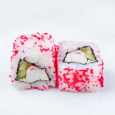 Beyaz arka planda taze Japon suşisi.