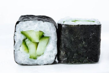 Beyaz arka planda taze Japon suşisi.