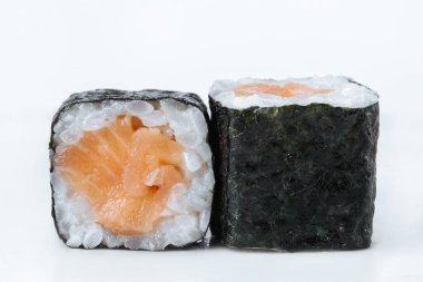 Beyaz arka planda taze Japon suşisi.