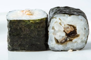 Beyaz arka planda taze Japon suşisi.