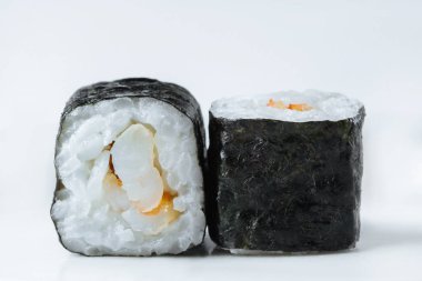 Beyaz arka planda taze Japon suşisi.