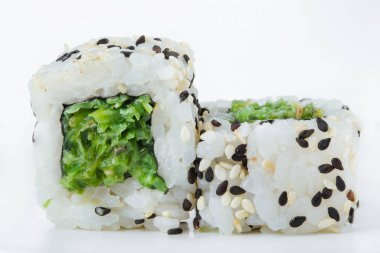 Beyaz arka planda taze Japon suşisi.