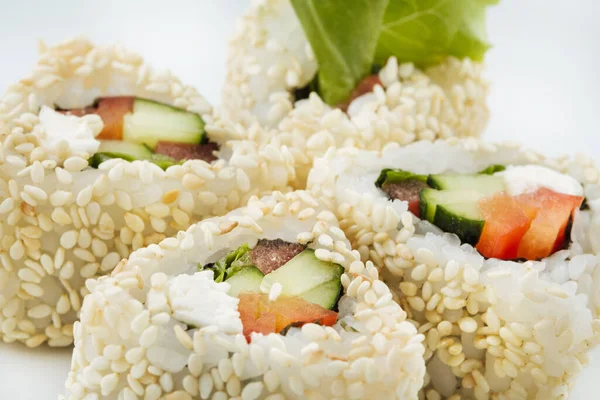 Beyaz arka planda taze Japon suşisi.