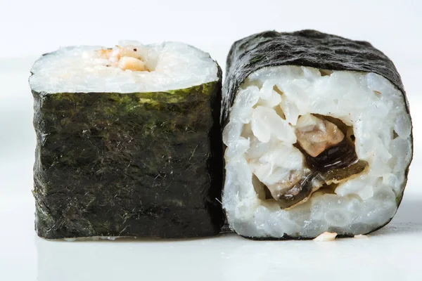 Beyaz arka planda taze Japon suşisi.