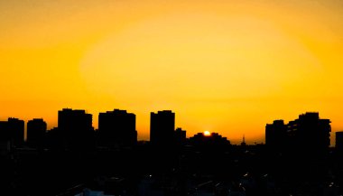 Hindistan 'ın Gujarat şehrinde gün doğumu. şehir manzarası