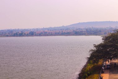 River With Side Yolu. Nehir & Dağ Manzarası.