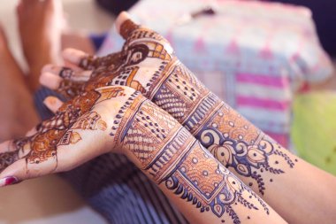 Hintli gelin mehndi dövme tasarımı gösteriyor