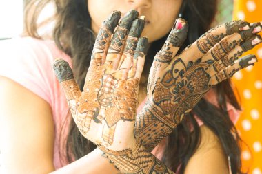 Hintli gelin mehndi dövme tasarımı gösteriyor