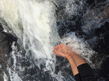 Sörf dalgalarının üzerinde insanın ayaklarının kumdaki görüntüsü. Deniz köpüğü okyanus manzaralı kumda bacaklara bakış açısı - Görüntü, okyanus sahilinde tatil, deniz kumlarında ayak.