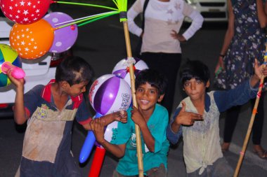 Hintli fakir çocuk ama bu çocuk kalbi zengin.