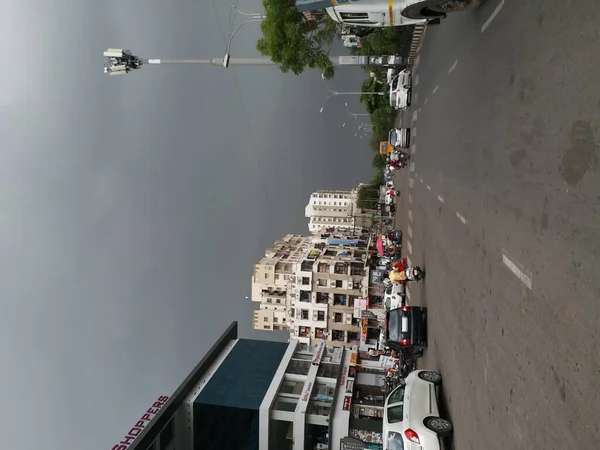 都市景観都市の建物の上に雨が来る前に黒い雨の雲と道路の景色 — ストック写真