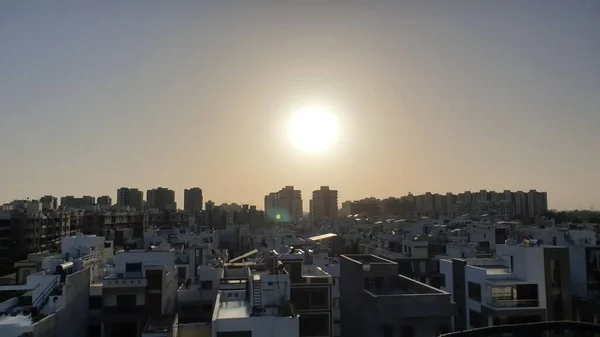 街中の夕日 暖かい日没の間の都市 街で最高の太陽の光 — ストック写真