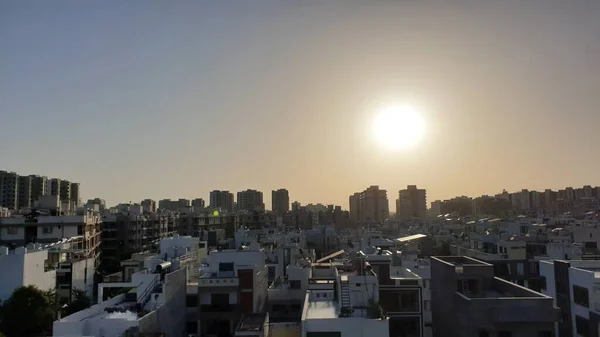 夕阳西下的城市 在温暖的夕阳西下城市的最佳阳光 — 图库照片