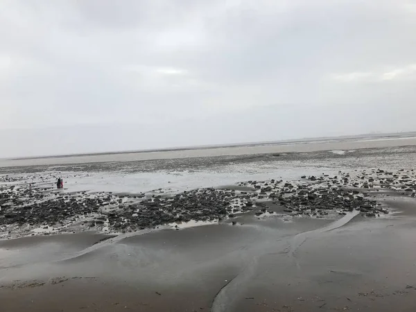 インドの美しい空の雲とビーチ 浜辺の黒い土 — ストック写真