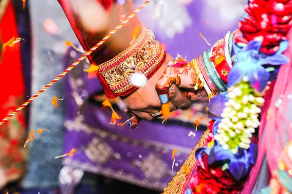 Promesa Boda Novia Novio Pareja Casada Joven Cogida Mano Ceremonia Fotos de stock