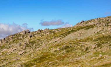 Güneşli bir gün ve karlı dağlarda Kosciusko Dağı 'nın vadilerinde güzel bir manzara Thredbo, perisher mavisi, Yeni Güney Galler, Avustralya