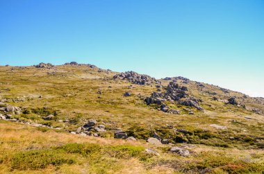 Güneşli bir gün ve karlı dağlarda Kosciusko Dağı 'nın vadilerinde güzel bir manzara Thredbo, perisher mavisi, Yeni Güney Galler, Avustralya