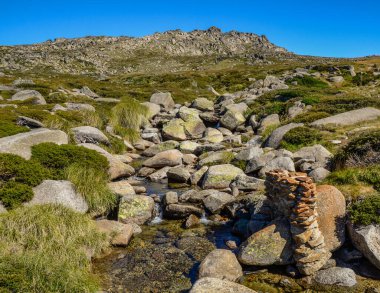 Güneşli bir gün ve karlı dağlarda Kosciusko Dağı 'nın vadilerinde güzel bir manzara Thredbo, perisher mavisi, Yeni Güney Galler, Avustralya