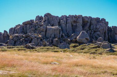 Güneşli bir gün ve karlı dağlarda Kosciusko Dağı 'nın vadilerinde güzel bir manzara Thredbo, perisher mavisi, Yeni Güney Galler, Avustralya