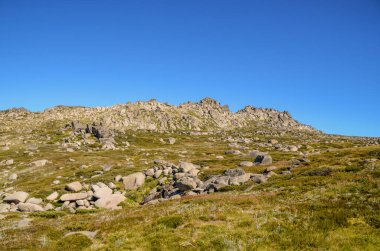 Güneşli bir gün ve karlı dağlarda Kosciusko Dağı 'nın vadilerinde güzel bir manzara Thredbo, perisher mavisi, Yeni Güney Galler, Avustralya