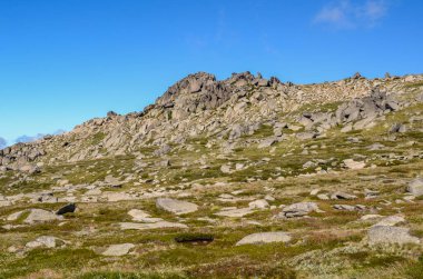 Güneşli bir gün ve karlı dağlarda Kosciusko Dağı 'nın vadilerinde güzel bir manzara Thredbo, perisher mavisi, Yeni Güney Galler, Avustralya