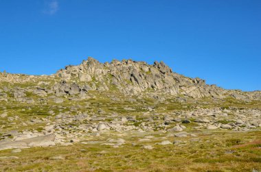 Güneşli bir gün ve karlı dağlarda Kosciusko Dağı 'nın vadilerinde güzel bir manzara Thredbo, perisher mavisi, Yeni Güney Galler, Avustralya