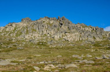 Güneşli bir gün ve karlı dağlarda Kosciusko Dağı 'nın vadilerinde güzel bir manzara Thredbo, perisher mavisi, Yeni Güney Galler, Avustralya