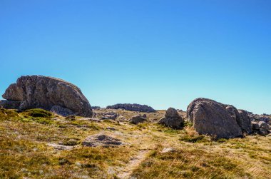 Güneşli bir gün ve karlı dağlarda Kosciusko Dağı 'nın vadilerinde güzel bir manzara Thredbo, perisher mavisi, Yeni Güney Galler, Avustralya