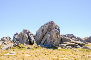 Güneşli bir gün ve karlı dağlarda Kosciusko Dağı 'nın vadilerinde güzel bir manzara Thredbo, perisher mavisi, Yeni Güney Galler, Avustralya