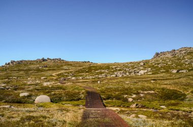 Güneşli bir gün ve karlı dağlarda Kosciusko Dağı 'nın vadilerinde güzel bir manzara Thredbo, perisher mavisi, Yeni Güney Galler, Avustralya