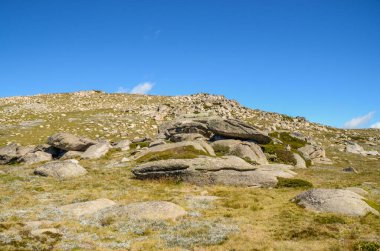 Güneşli bir gün ve karlı dağlarda Kosciusko Dağı 'nın vadilerinde güzel bir manzara Thredbo, perisher mavisi, Yeni Güney Galler, Avustralya