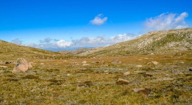 Güneşli bir gün ve karlı dağlarda Kosciusko Dağı 'nın vadilerinde güzel bir manzara Thredbo, perisher mavisi, Yeni Güney Galler, Avustralya