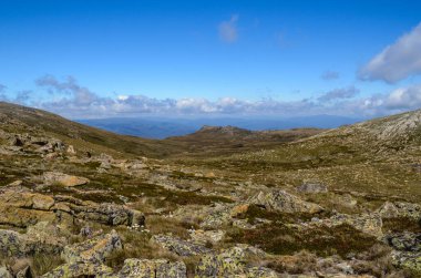 Güneşli bir gün ve karlı dağlarda Kosciusko Dağı 'nın vadilerinde güzel bir manzara Thredbo, perisher mavisi, Yeni Güney Galler, Avustralya