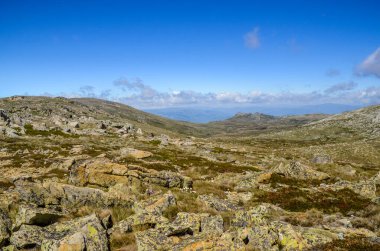 Güneşli bir gün ve karlı dağlarda Kosciusko Dağı 'nın vadilerinde güzel bir manzara Thredbo, perisher mavisi, Yeni Güney Galler, Avustralya