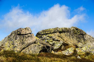 Güneşli bir gün ve karlı dağlarda Kosciusko Dağı 'nın vadilerinde güzel bir manzara Thredbo, perisher mavisi, Yeni Güney Galler, Avustralya