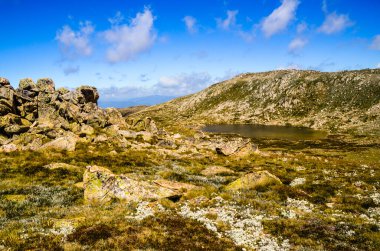 Güneşli bir gün ve karlı dağlardaki Kosciusko Dağı vadilerinde güzel bir manzara Thredbo, perisher mavisi, Yeni Güney Galler, Avustralya