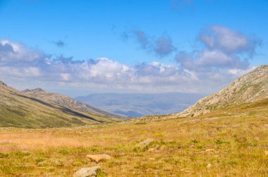 Güneşli bir gün ve karlı dağlardaki Kosciusko Dağı vadilerinde güzel bir manzara Thredbo, perisher mavisi, Yeni Güney Galler, Avustralya