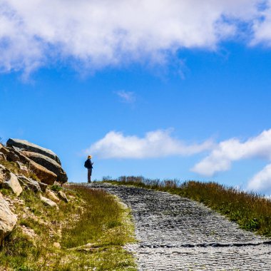 Güneşli bir gün ve karlı dağlardaki Kosciusko Dağı vadilerinde güzel bir manzara Thredbo, perisher mavisi, Yeni Güney Galler, Avustralya
