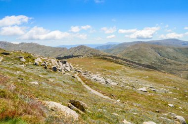 Güneşli bir gün ve karlı dağlardaki Kosciusko Dağı vadilerinde güzel bir manzara Thredbo, perisher mavisi, Yeni Güney Galler, Avustralya
