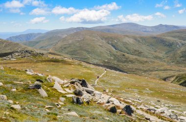 Güneşli bir gün ve karlı dağlardaki Kosciusko Dağı vadilerinde güzel bir manzara Thredbo, perisher mavisi, Yeni Güney Galler, Avustralya